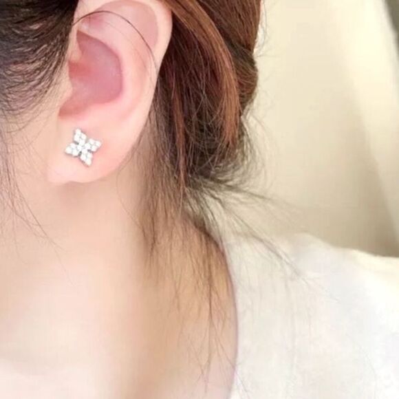 The Fabulous Four Points Dainty 925/White Sapphire Drop stud earrings - Picture 7 of 8